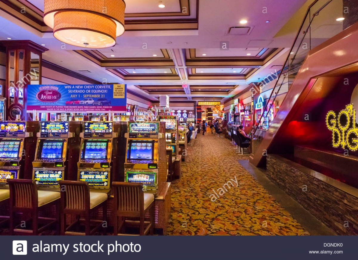 slot-machines-in-the-golden-nugget-casino-fremont-street-downtown-DGNDK0.jpg